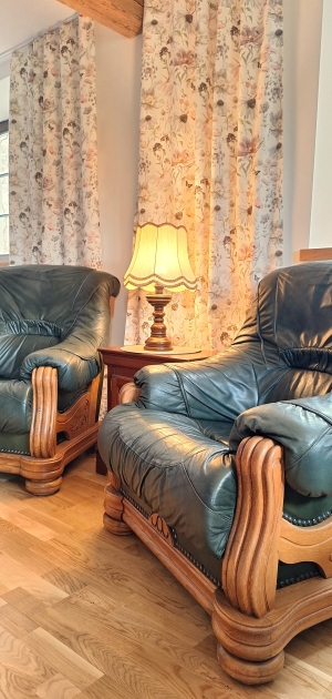 wygodne fotele w apartamencie nr 5